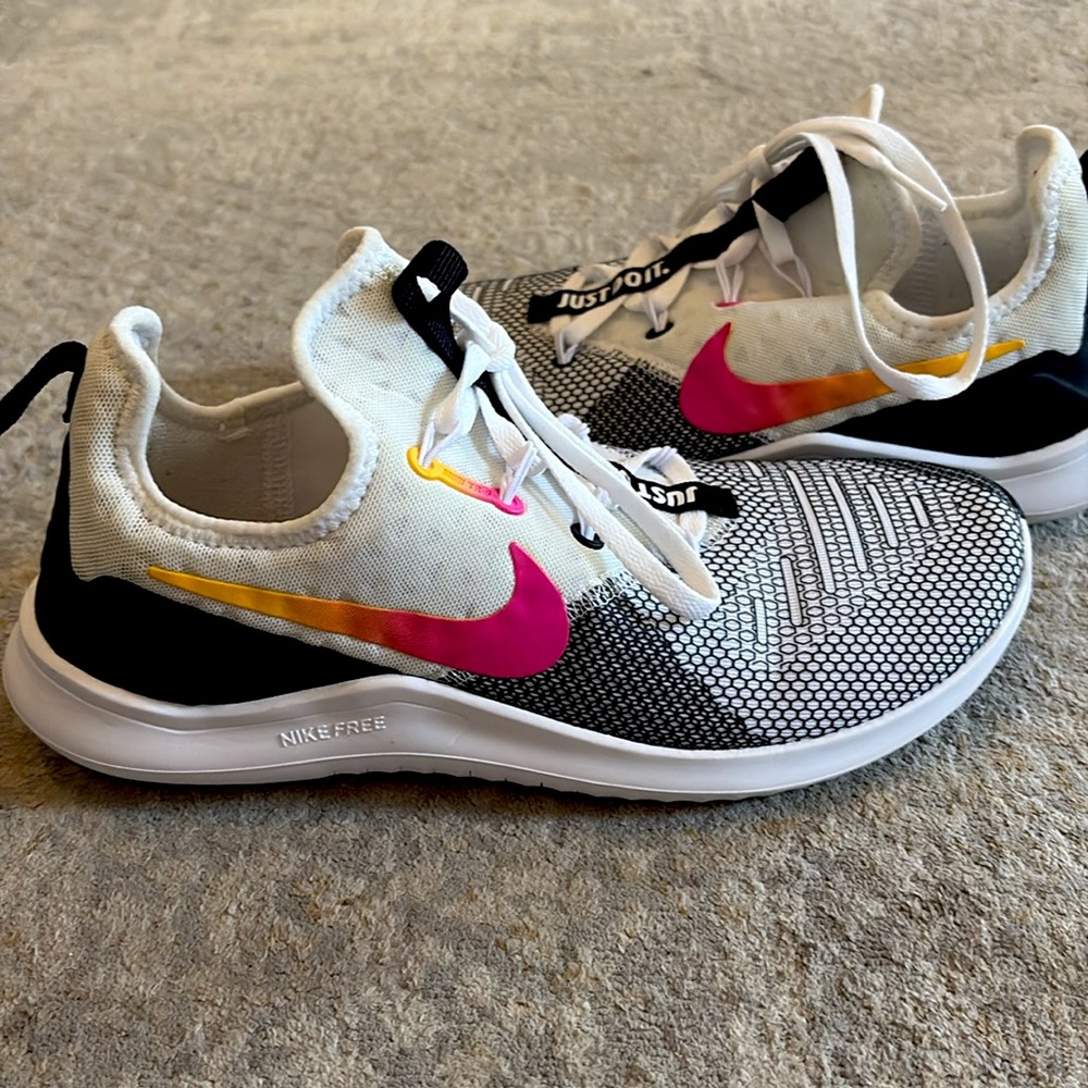 Nike Free TR 8 White / Black / Laser Fuchsia Women's 7.5